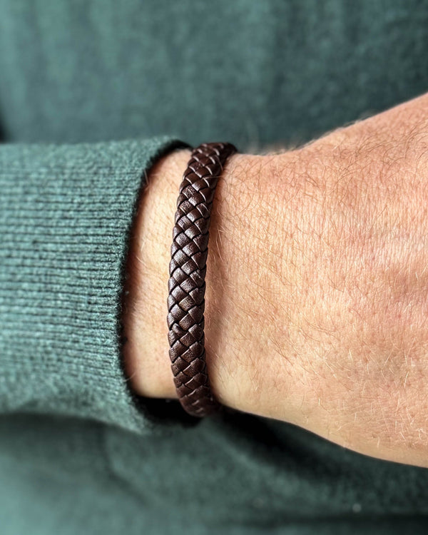 RAY leather bracelet in dark brown braided leather on a man's wrist, dark green knit