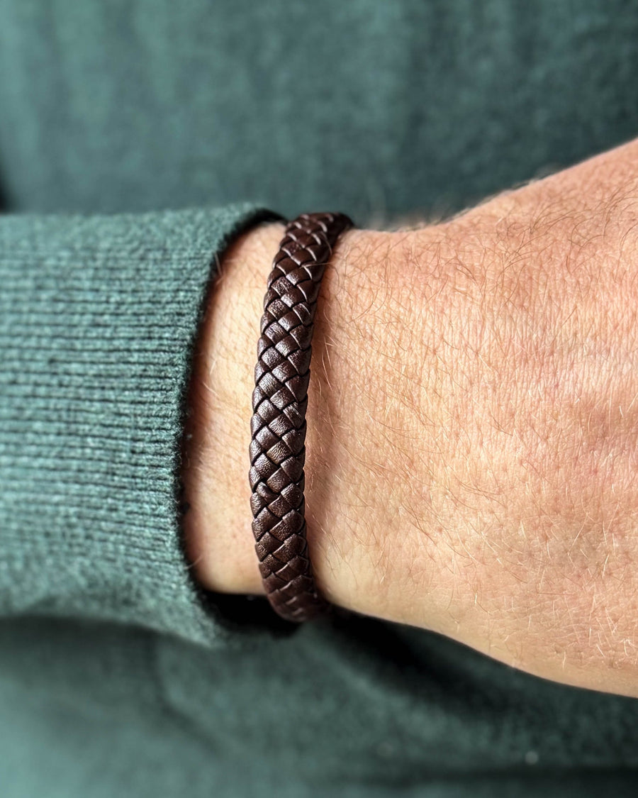RAY leather bracelet in dark brown braided leather on a man's wrist, dark green knit