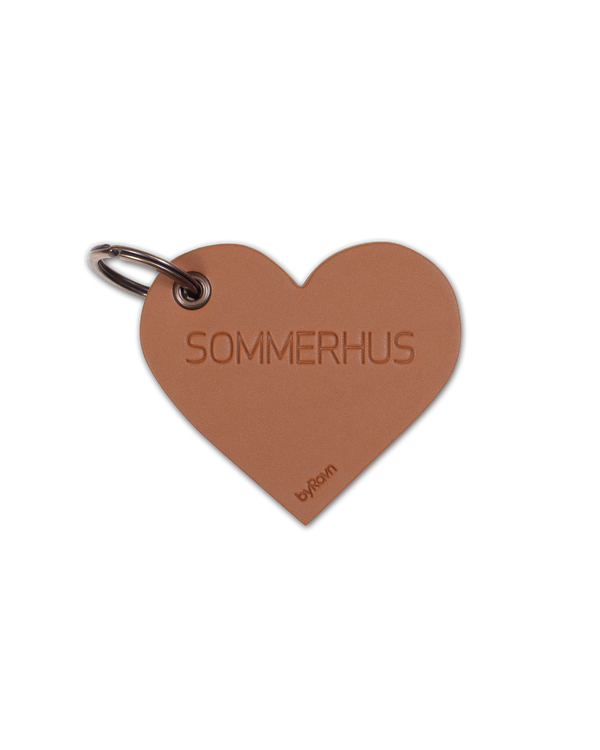ROSE heart-shaped keyring from byRavn in cognac leather with the engraving "Sommerhus" and metal key ring