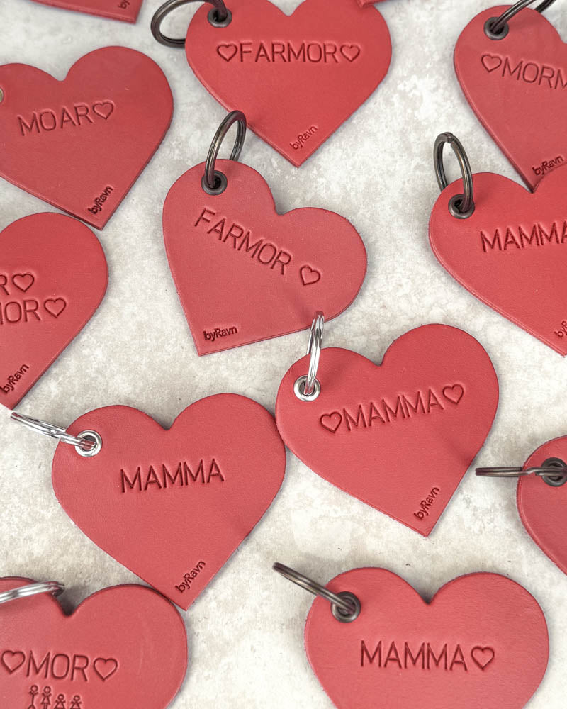 Red ROSE leather heart keyrings with the engravings ♡ "Farmor" ♡, "Mamma" ♡ and ♡ "Mor" ♡ with matchstick family