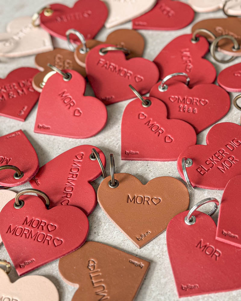 Many ROSE heart keyrings in red, cognac and natural leather with engravings such as "Mor" ♡, "Farmor" and "Elsker dig mor"