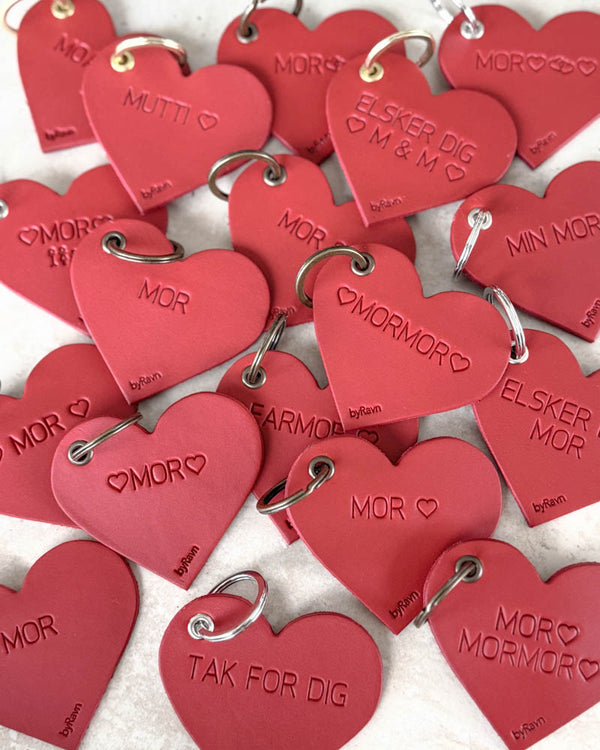 Many red ROSE leather heart keyrings with engravings such as "Mor", "Mutti" ♡, "Tak for dig" and "Elsker dig M & M"