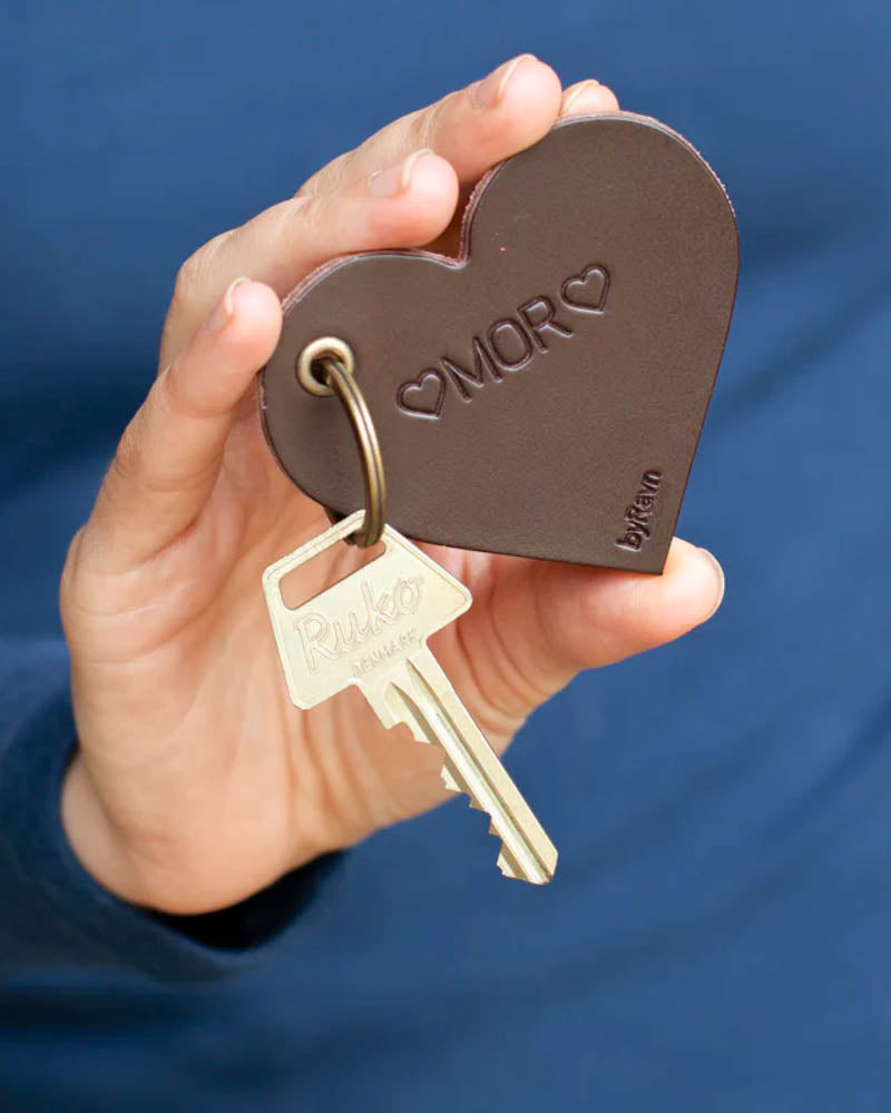 ROSE heart keyring in dark brown leather held in hand with key and the engraving ♡ "Mor" ♡