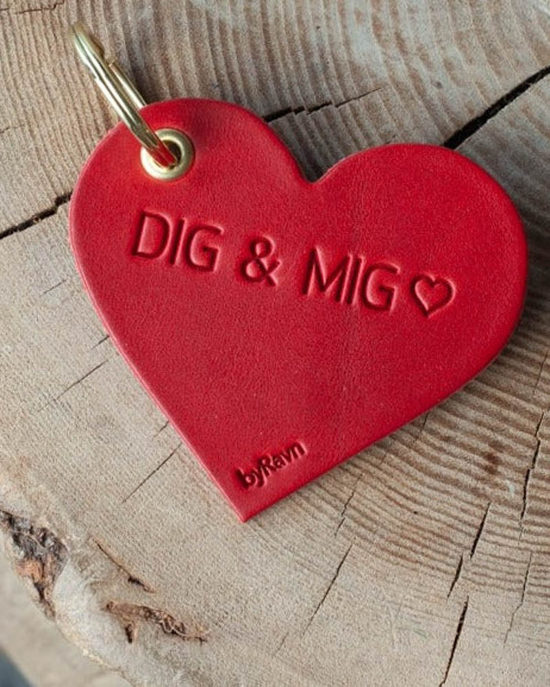 ROSE heart-shaped keyring in red leather with the engraving "Dig & mig" ♡ and gold-coloured key ring on a tree stump