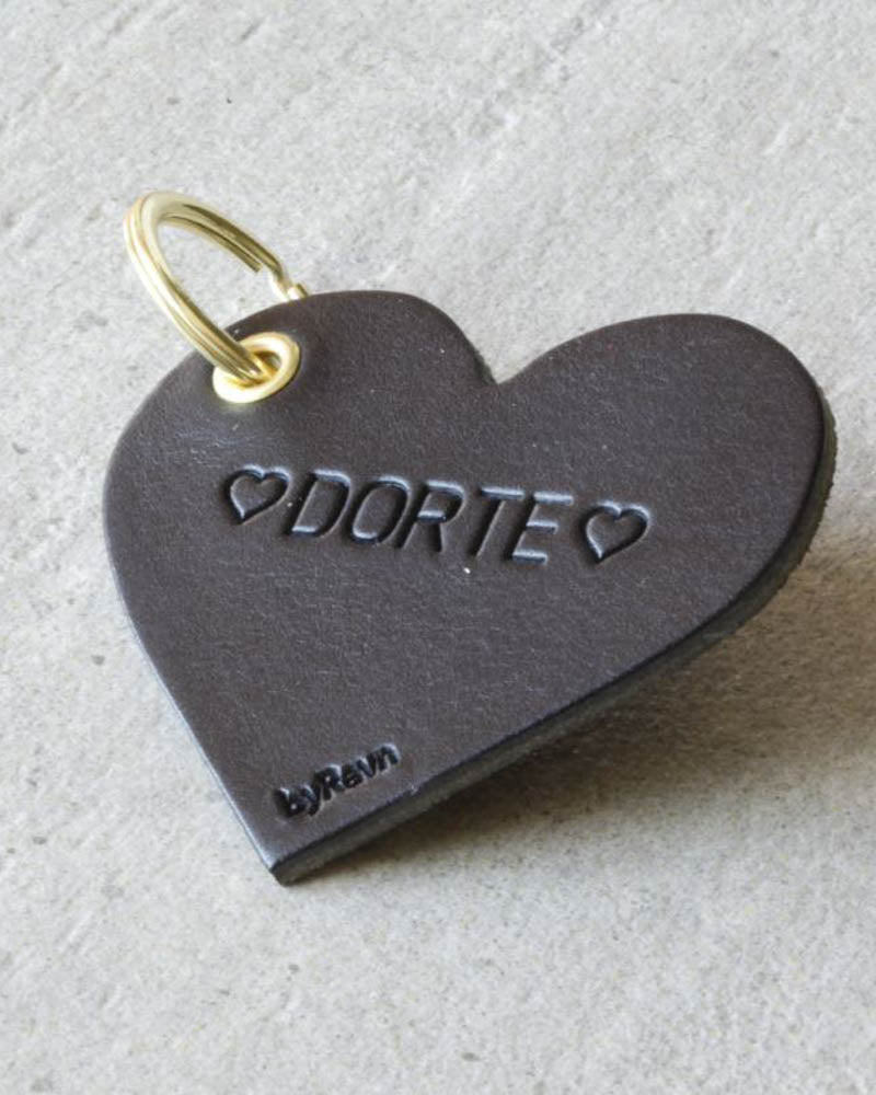 ROSE heart keyring in black leather with personalised engraving ♡ "Dorte" ♡ and gold-coloured key ring on light concrete