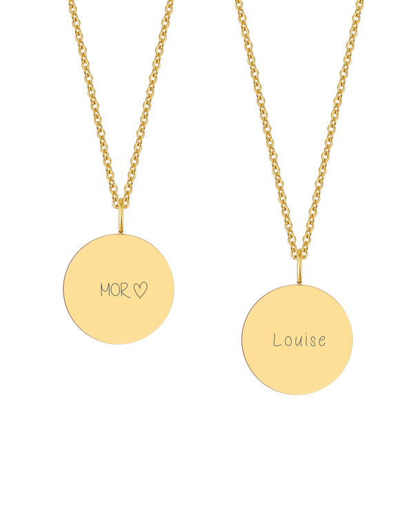 SIA NOTE SCRIPT necklace from byRavn in gold-plated steel, two round pendants engraved with handwritten "Mor" ♡ and the name "Louise"