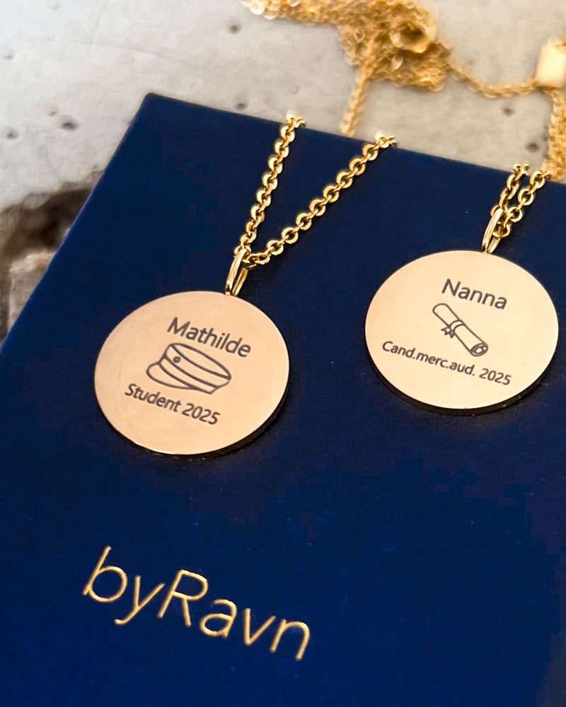 SIA MOMENTS necklaces in gold-plated steel with "Mathilde Student 2025" with graduation cap and "Nanna Cand.merc.aud. 2025" with diploma