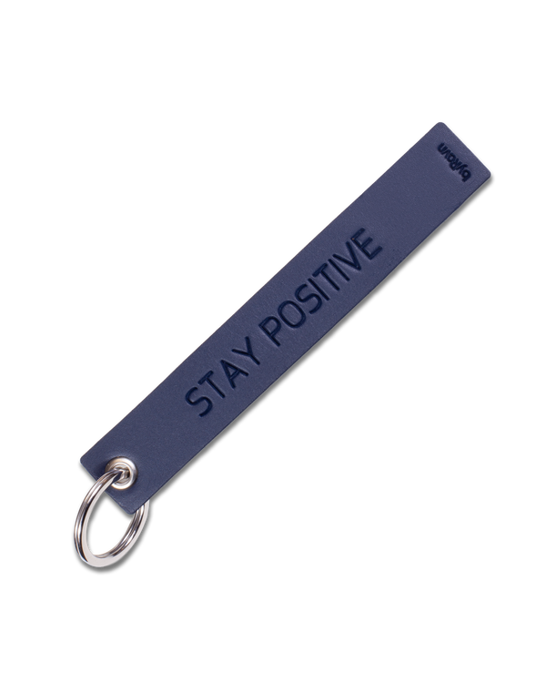 SOLO Large keyring from byRavn in navy blue leather with the engraving "Stay positive" and steel key ring