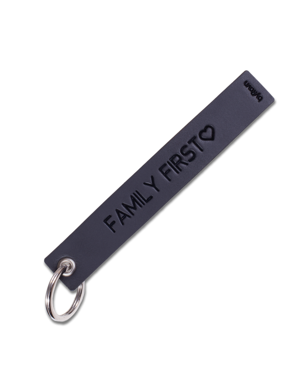 SOLO Large keyring from byRavn in black leather with the engraving "Family first" ♡ and steel key ring