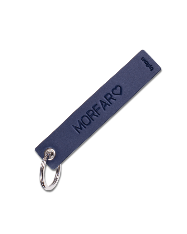 SOLO Medium keyring from byRavn in navy blue leather with the engraving "Morfar" ♡ and steel key ring