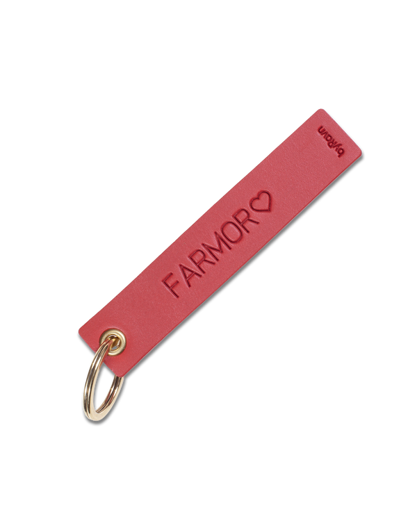 SOLO Medium keyring from byRavn in red leather with the engraving "Farmor" ♡ and gold-coloured key ring