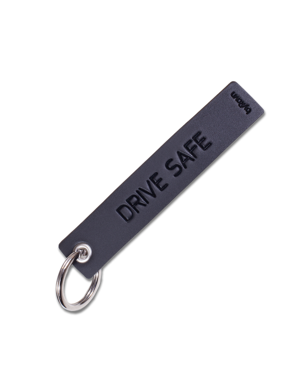 SOLO Medium keyring from byRavn in black leather with the engraving "Drive safe" and steel key ring