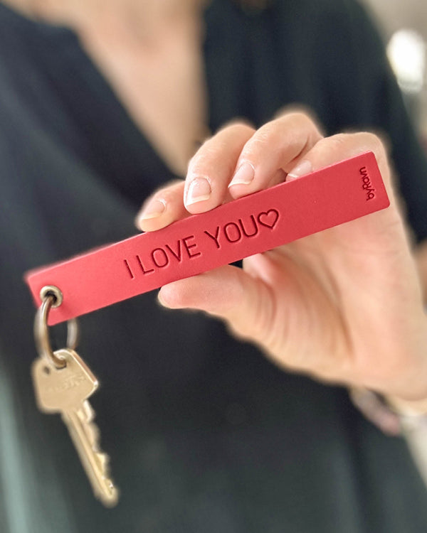 SOLO Large keyring in red leather held out in hand with key and the engraving "I love you" ♡