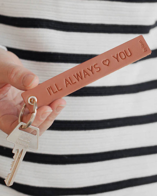 SOLO Large keyring in cognac leather held in hand with key and the engraving "I'll always ♡ you"