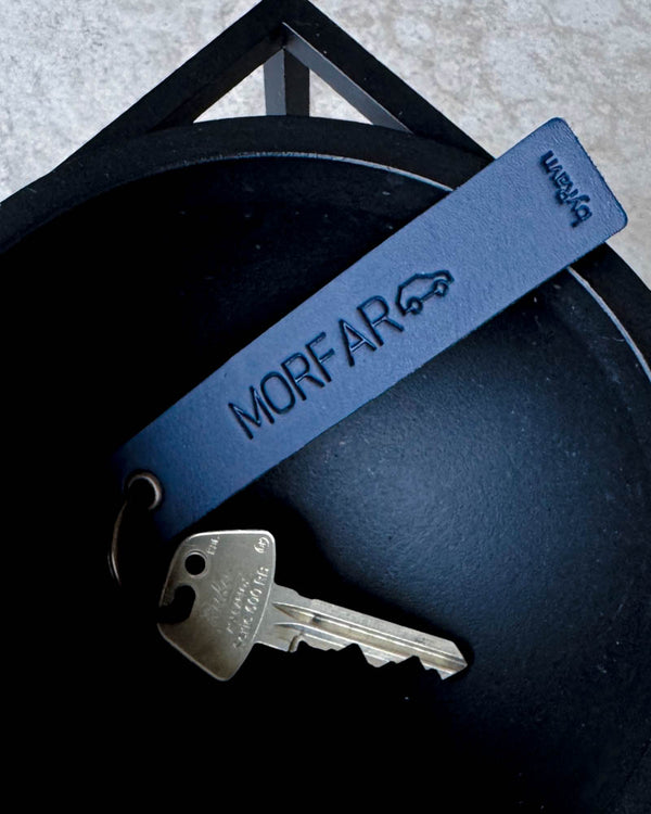 SOLO Medium keyring in navy blue leather with the engraving "Morfar" and a small car, with key in a black bowl
