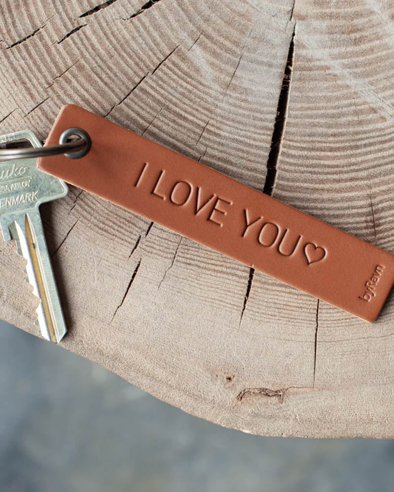 SOLO Medium keyring in cognac leather with the engraving "I love you" ♡ and key on a wooden slice
