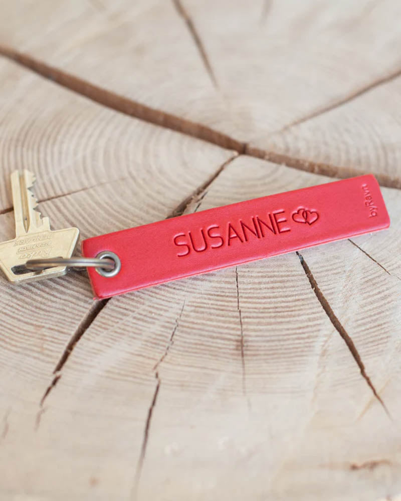 SOLO Medium keyring in red leather with the name "Susanne" and two hearts engraved, with key on a wooden slice