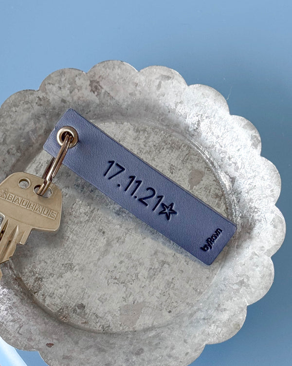 SOLO Small keyring in navy blue leather with personalised engraving "17.11.21" and star, with key in a zinc bowl
