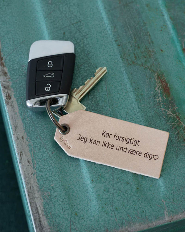 STORM keyring in natural leather with the engraving "Kør forsigtigt, jeg kan ikke undvære dig" ♡ and car key