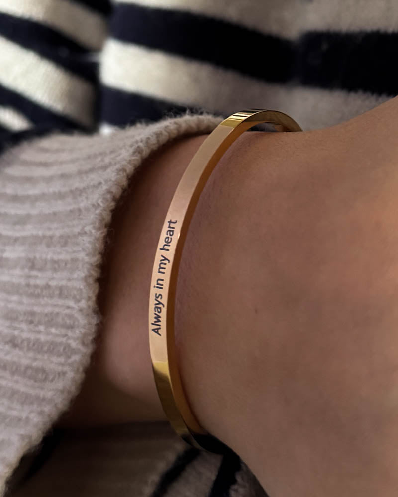 VENUS bracelet in gold-plated stainless steel with the engraving "Always in my heart" on the wrist, striped top