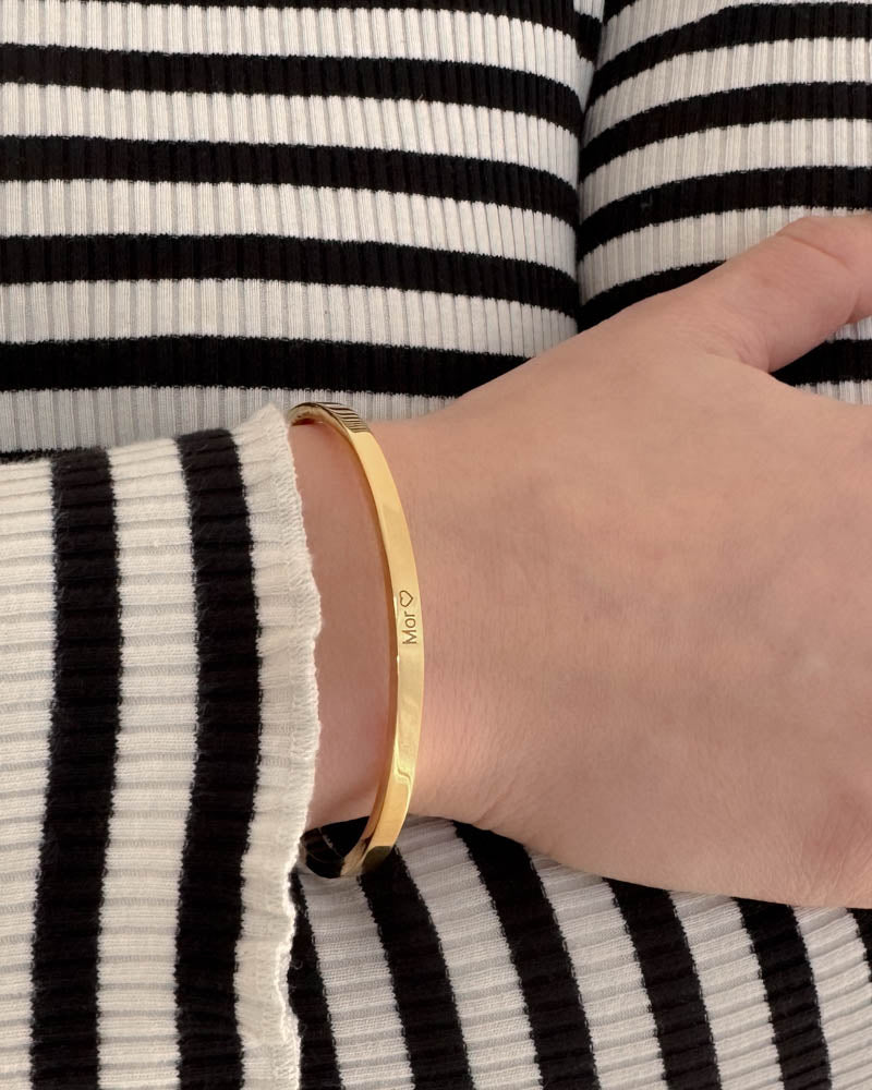 VENUS bracelet in gold-plated stainless steel with the engraving "Mor" ♡ on the wrist, black and white striped knit