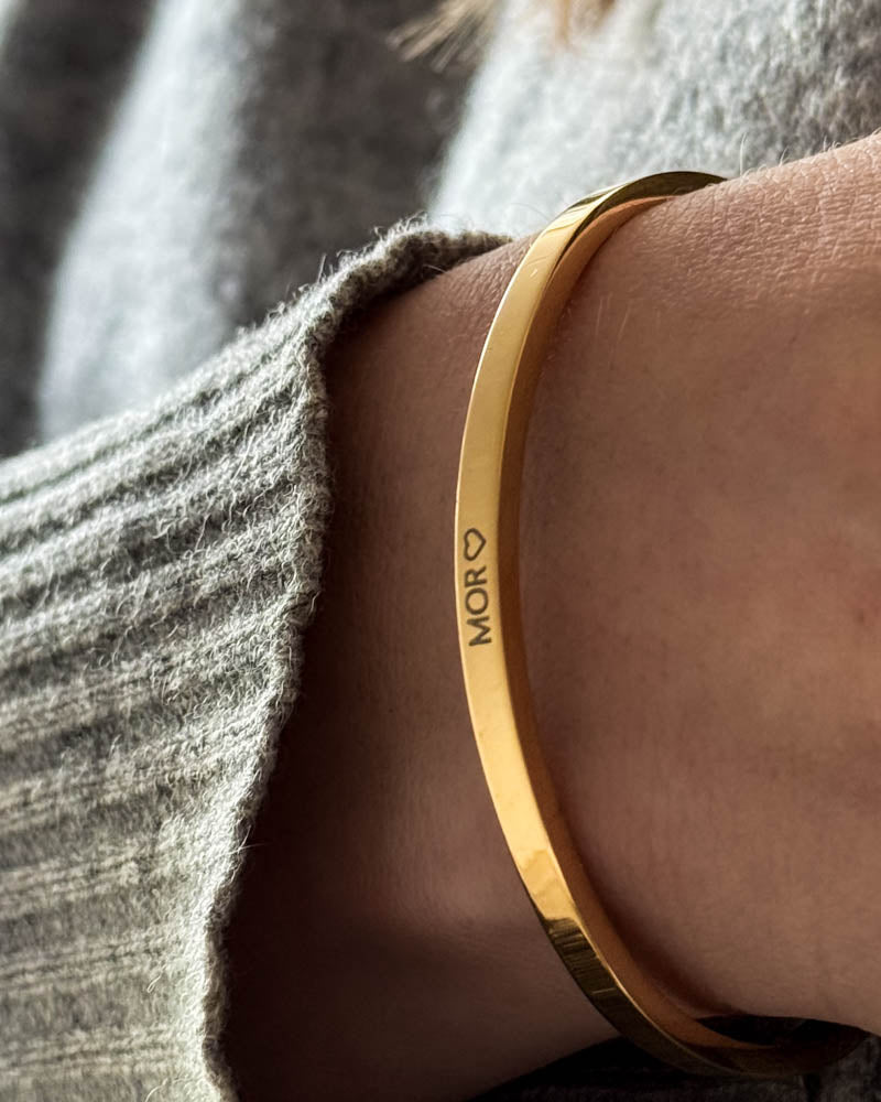 VENUS bracelet in gold-plated stainless steel with personalised engraving "Mor" ♡ worn with a grey wool knit