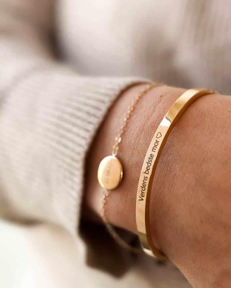 VENUS bracelet in gold-plated stainless steel with the engraving "Verdens bedste mor" ♡ alongside IBI chain bracelet with round disc