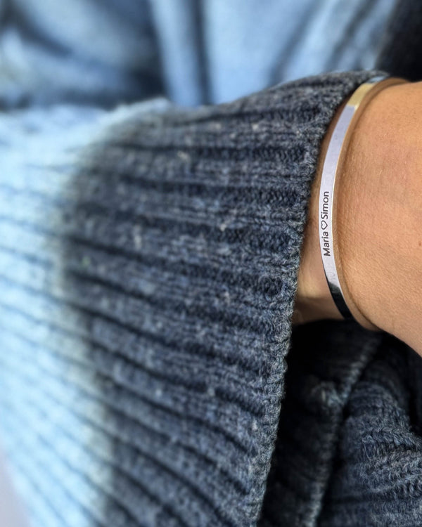 VENUS bracelet in silver-coloured stainless steel with the engraving "Maria ♡ Simon" on the wrist, blue knit
