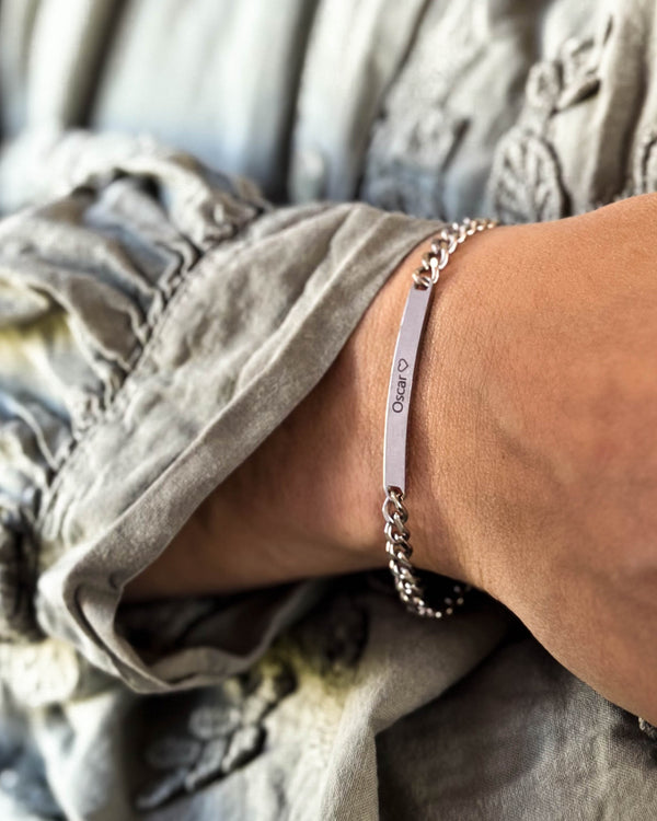 ZOE name bracelet in silver-coloured stainless steel with the name "Oscar" ♡ engraved, on the wrist, grey linen blouse