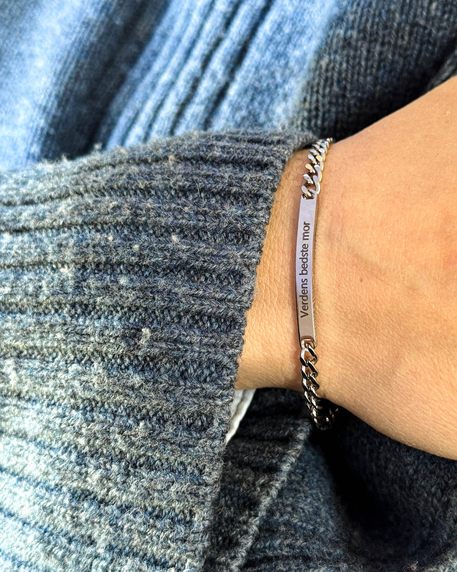 ZOE bracelet in silver-coloured stainless steel with the engraving "Verdens bedste mor" on the wrist, blue knit